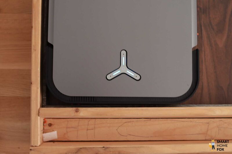 ECOVACS DEEBOT X2 OMNI in der Ecke bei der Eckenreinigung.